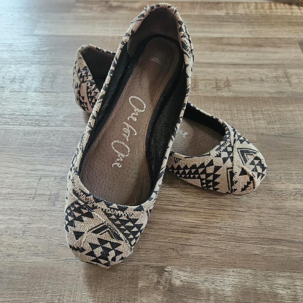 Toms Women's 7.5 Black and Tan Slip-On Flats